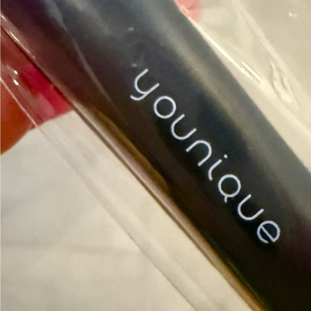 Younique Black Tapered Blusher Makeup Brush